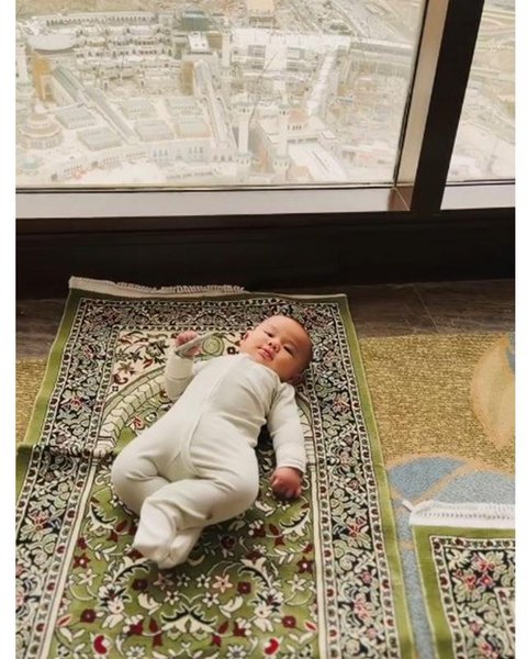 Momen baby Arash, anak Aaliyah Massaid dan Thariq Halilintar, umrah perdana di usia 6 bulan. [IG: @thariqhalilintar]