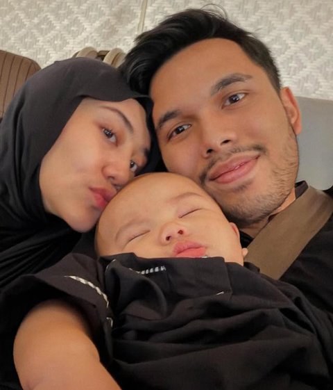 Momen baby Arash, anak Aaliyah Massaid dan Thariq Halilintar, umrah perdana di usia 6 bulan. [IG: @thariqhalilintar]