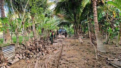 TNI Kerahkan Alat Berat Normalisasi Akses Warga di Bireuen