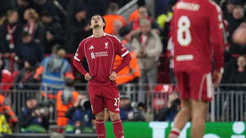 Penyerang Liverpool asal Mesir bernomor punggung 11, Mohamed Salah, merayakan gol pembuka dalam pertandingan Premier League Inggris antara Liverpool dan Aston Villa di Anfield, Liverp