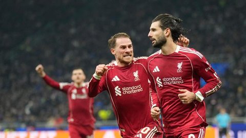 Penyerang Liverpool asal Mesir bernomor punggung 11, Mohamed Salah, merayakan gol pembuka dalam pertandingan Premier League Inggris antara Liverpool dan Aston Villa di Anfield, Liverp
