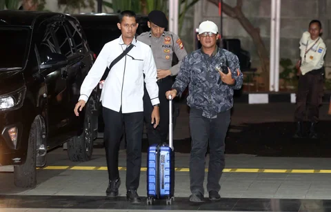 Bupati Lampung Tengah,Ardito Wijaya digiring petugas saat tiba di Gedung Merah Putih Komisi Pemberantasan Korupsi (KPK), Jakarta, Rabu (10/12/2025) malam.
