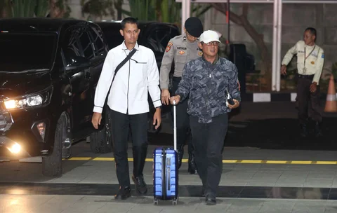 Bupati Lampung Tengah,Ardito Wijaya digiring petugas saat tiba di Gedung Merah Putih Komisi Pemberantasan Korupsi (KPK), Jakarta, Rabu (10/12/2025) malam.