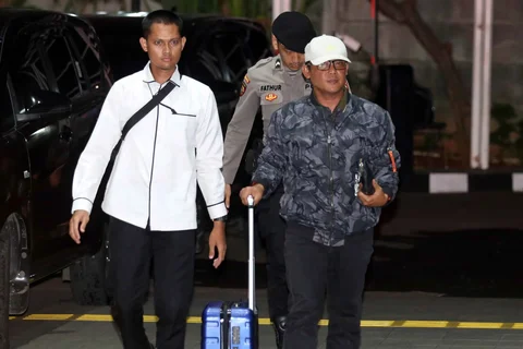 Bupati Lampung Tengah,Ardito Wijaya digiring petugas saat tiba di Gedung Merah Putih Komisi Pemberantasan Korupsi (KPK), Jakarta, Rabu (10/12/2025) malam.