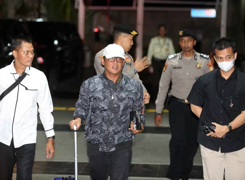 Bupati Lampung Tengah,Ardito Wijaya digiring petugas saat tiba di Gedung Merah Putih Komisi Pemberantasan Korupsi (KPK), Jakarta, Rabu (10/12/2025) malam.
