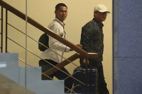 Bupati Lampung Tengah,Ardito Wijaya digiring petugas saat tiba di Gedung Merah Putih Komisi Pemberantasan Korupsi (KPK), Jakarta, Rabu (10/12/2025) malam.