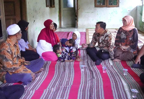 Menteri Kependudukan dan Pembangunan Keluarga/Kepala BKKBN Wihaji saat melakukan monitoring Genting di Rumah Ceting Asuhan Jimmy Hantu di Bogor (14/12/24).