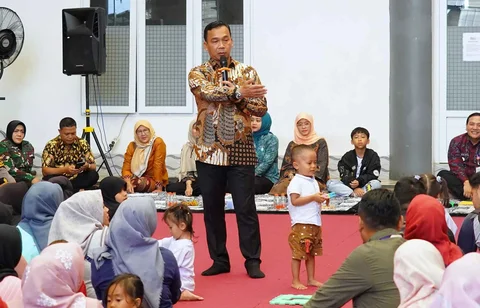 Menteri Kependudukan dan Pembangunan Keluarga/Kepala BKKBN Wihaji saat melakukan monitoring Genting di Rumah Ceting Asuhan Jimmy Hantu di Bogor (14/12/24).