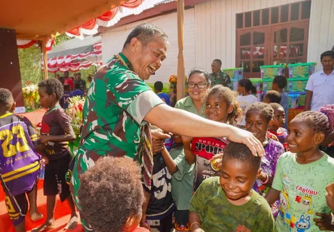 Kasad Jenderal Maruli  Simanjuntak bercanda dengan anak-anak  saat meresmikan 37 sumber air bersih dan sejumlah Rumah Layak Huni (RLH) di Kampung Lani, Distrik Teluk Kimi, Kabupaten Nabire, Papua Tengah, Rabu (10/12/2025).
