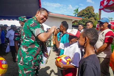 Kasad Jenderal Maruli  Simanjuntak bercanda dengan anak-anak  saat meresmikan 37 sumber air bersih dan sejumlah Rumah Layak Huni (RLH) di Kampung Lani, Distrik Teluk Kimi, Kabupaten Nabire, Papua Tengah, Rabu (10/12/2025).