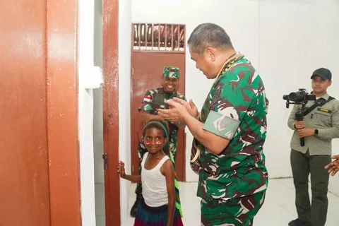 Kasad Jenderal Maruli  Simanjuntak bercanda dengan anak-anak  saat meresmikan 37 sumber air bersih dan sejumlah Rumah Layak Huni (RLH) di Kampung Lani, Distrik Teluk Kimi, Kabupaten Nabire, Papua Tengah, Rabu (10/12/2025).