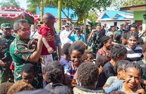 Kasad Jenderal Maruli  Simanjuntak bercanda dengan anak-anak  saat meresmikan 37 sumber air bersih dan sejumlah Rumah Layak Huni (RLH) di Kampung Lani, Distrik Teluk Kimi, Kabupaten Nabire, Papua Tengah, Rabu (10/12/2025).