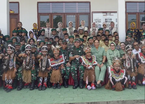 Kasad Jenderal Maruli  Simanjuntak dan isttri berfoto bersama anak-anak  saat meresmikan 37 sumber air bersih dan sejumlah Rumah Tidak Layak Huni (RTLH) yang telah selesai dibangun di Kampung Lani, Distrik Teluk Kimi, Kabupaten Nabire, Papua Tengah, Rabu (10/12/2025).