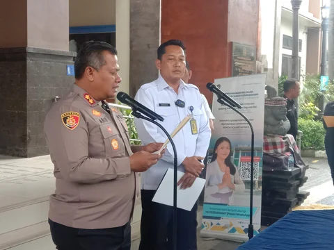 Kepala Kantor Imigrasi Kelas I Khusus TPI Ngurah Rai, Winarko dan Kapolres Badung AKBP M. Arif Batubara saat konferensi pers Bonnie Blue soal di Kantor Imigrasi Kelas I Khusus TPI Ngurah Rai, Bali, Kamis (11/12).