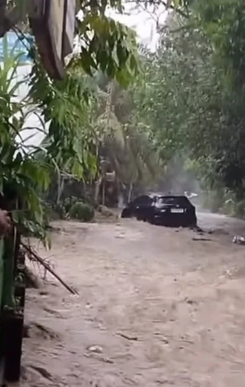 Banjir Hebat Melanda Karangasem Bali, Mobil Terseret Arus hingga Rumah Warga Kebanjiran
