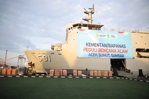 Mentan Amran saat melepas bantuan Kementan Peduli di Dermaga Kolinlamil Pelabuhan Tanjung Priok