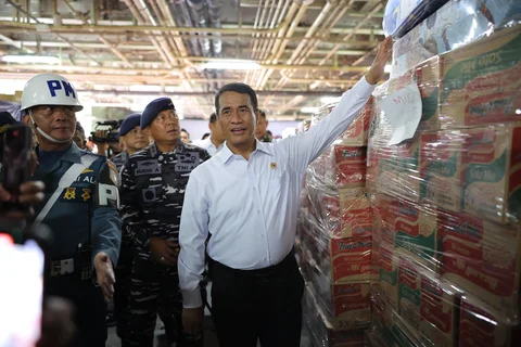 Mentan Amran saat melepas bantuan Kementan Peduli di Dermaga Kolinlamil Pelabuhan Tanjung Priok