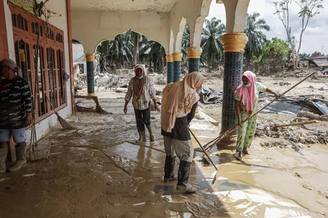 Warga membersihkan lumpur di dalam masjid setelah banjir bandang di desa Lintang Bawah, Aceh Tamiang, Aceh, Kamis (11/12/2025).