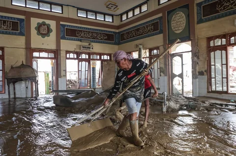 Warga membersihkan lumpur di dalam masjid setelah banjir bandang di desa Lintang Bawah, Aceh Tamiang, Aceh, Kamis (11/12/2025).