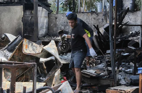 Pedagang mengamankan sisa barang yang tersisa dari warung usai dibakar sekelompok massa di Kalibata, Jakarta, Jumat (12/12/ 2025