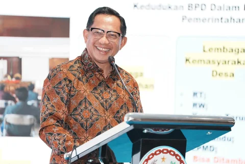 Mendagri Tito Karnavian saat mengukuhkan Pengurus Dewan Pimpinan Pusat (DPP) Asosiasi Badan Permusyawaratan Desa Nasional (ABPEDNAS) Indonesia periode 2025&ndash;2031