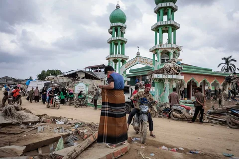 Warga bersiap untuk melaksanakan salat Jumat di Masjid Al Ihsan di Aceh Tamiang, Aceh, Jumat (12/12/2025).