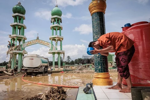 Warga bersiap untuk melaksanakan salat Jumat di Masjid Al Ihsan di Aceh Tamiang, Aceh, Jumat (12/12/2025).
