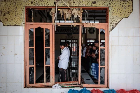 Warga melaksanakan salat Jumat di Masjid Al Ihsan di Aceh Tamiang, Aceh, Jumat (12/12/2025).