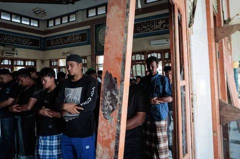 Warga melaksanakan salat Jumat di Masjid Al Ihsan di Aceh Tamiang, Aceh, Jumat (12/12/2025).
