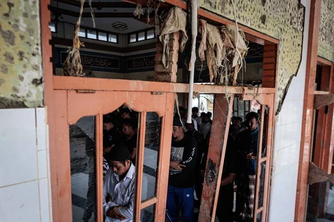 Warga melaksanakan salat Jumat di Masjid Al Ihsan di Aceh Tamiang, Aceh, Jumat (12/12/2025).