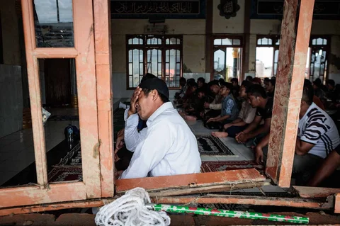Warga melaksanakan salat Jumat di Masjid Al Ihsan di Aceh Tamiang, Aceh, Jumat (12/12/2025).