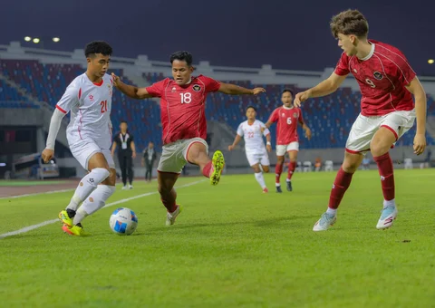 Pemain Timnas Indonesia U-22, Toni Firmansyah (tengah) dan Mauro Ziljstra (kanan) mencoba membayangi pemain Myanmar pada pertandingan SEA Games 2025 di 700th Anniversary Stadium, Chiang Mai, Jumat (12/12/2025).