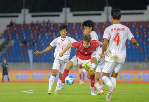 Pemain Timnas Indonesia U-22, Mauro Ziljstra (tengah) dijaga ketat oleh pemain Myanmar U-22 pada pertandingan SEA Games 2025 di 700th Anniversary Stadium, Chiang Mai, Jumat (12/12/2025).