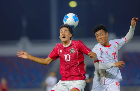 Pemain Timnas Indonesia U-22, Rafael Struick dengan pemain Myanmar U-22 pada pertandingan SEA Games 2025 di 700th Anniversary Stadium, Chiang Mai, Jumat (12/12/2025).