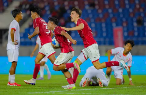 Pemain Timnas Indonesia U-22, Toni Firmansyah (kanan) dan Mauro Ziljstra melakukan selebrasi usai mencetak gol ke gawang Myanmar U-22 pada pertandingan SEA Games 2025 di 700th Anniversary Stadium, Chiang Mai, Jumat (12/12/2025).