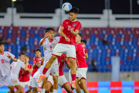 Pemain Timnas Indonesia U-22, Hokky Caraka berebut bola atas dengan beberapa pemain Myanmar pada pertandingan SEA Games 2025 di 700th Anniversary Stadium, Chiang Mai, Jumat (12/12/2025).