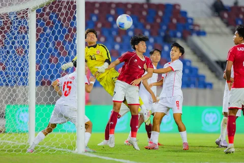 Pemain Timnas Indonesia U-22, Zanadin Fariz berebut bola atas dengan beberapa pemain Myanmar pada pertandingan SEA Games 2025 di 700th Anniversary Stadium, Chiang Mai, Jumat (12/12/2025).