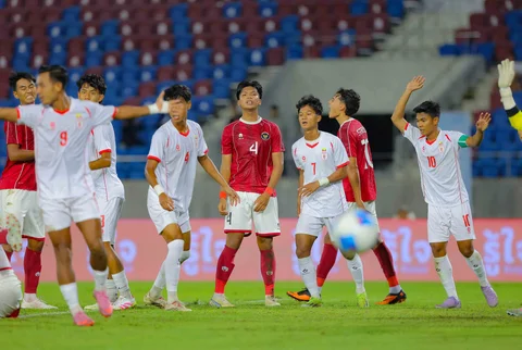 Pemain Timnas Indonesia U-22 usai bertanding dengan  Myanmar pada pertandingan SEA Games 2025 di 700th Anniversary Stadium, Chiang Mai, Jumat (12/12/2025).