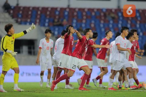 Duel pemain Timnas Indonesia U-22, Rafael Struick dengan pemain Myanmar U-22 pada pertandingan SEA Games 2025 di 700th Anniversary Stadium, Chiang Mai, Jumat (12/12/2025). (Bola.com/Bagaskara