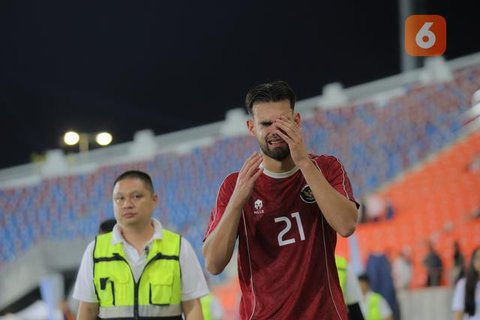 Duel pemain Timnas Indonesia U-22, Rafael Struick dengan pemain Myanmar U-22 pada pertandingan SEA Games 2025 di 700th Anniversary Stadium, Chiang Mai, Jumat (12/12/2025). (Bola.com/Bagaskara