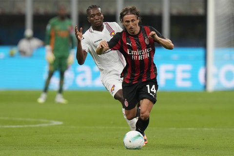 Gelandang AC Milan, Luka Modric, merayakan gol timnya dalam laga Serie A antara Lecce dan AC Milan di Stadion Via del Mare, Lecce, Italia, Jumat, 29 Agustus 2025. (Giovanni Evangelista/LaP