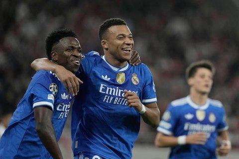 Kylian Mbappe dari Real Madrid, kanan, merayakan gol keempat timnya bersama rekan setimnya, Vinicius Junior, dalam pertandingan pembuka Liga Champions antara Olympiacos dan Real Madrid, di Pelabuhan Piraeus, dekat Athena, Yunani, Rabu, 26 November 2025. (Foto AP/Petros Giannakouris)