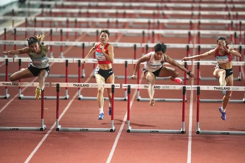 Dari kiri: Emilia Nova dari Indonesia, Thi Nguyen Bui dari Vietnam, Dina Aulia dari Indonesia, dan The My Tien Huynh dari Vietnam berkompetisi dalam final lari gawang 100 meter putri di SEA Games ke-33 di Bangkok, Thailand, Jumat, (12/12/2025).