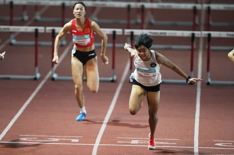 Atlet Dina Aulia dari Indonesia  saat berkompetisi di final lari gawang 100 meter putri pada SEA Games ke-33 di Bangkok, Thailand, Jumat, (12/12/2025).
