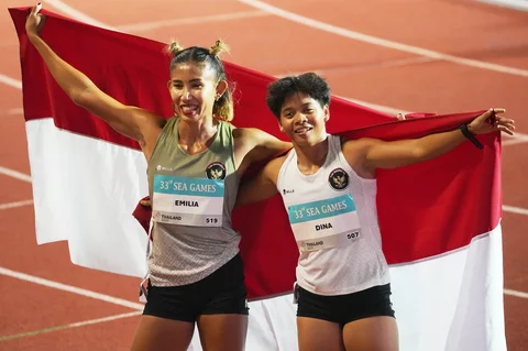 Atlet Dina Aulia bersama Emilia Nova setelah memenangkan final lari gawang 100 meter putri di SEA Games ke-33 di Bangkok, Thailand, Jumat, (12/12/2025).