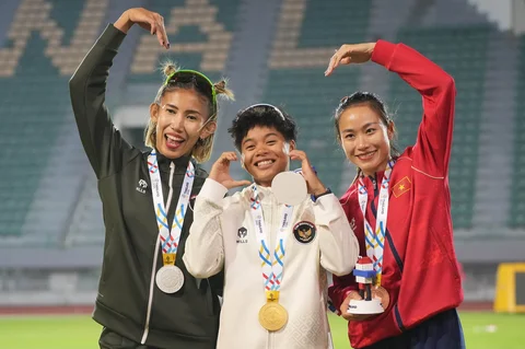 Dari kiri, Emilia Nova dari Indonesia, Dina Aulia, dan Thi My Tien Huynh dari Vietnam berpose saat upacara pemberian medali untuk final lari gawang 100 meter putri di SEA Games ke-33 di Bangkok, Thailand, Jumat, (12/12/2025).