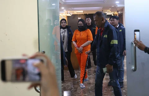 Pemilik Wedding Organizer, Ayu Puspita saat dihadirkan sebagai tersangka saat konferensi pers di Gedung Ditreskrimum Polda Metro Jaya, Jakarta,  Sabtu (13/12/2025)