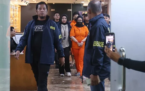 Pemilik Wedding Organizer, Ayu Puspita saat dihadirkan sebagai tersangka saat konferensi pers di Gedung Ditreskrimum Polda Metro Jaya, Jakarta, Sabtu (13/12/2025)