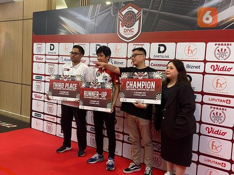 Benny Tandean meraih juara Darts National Competition (DNC) Final Series 2025, di Darts Station, FX Sudirman, Jakarta, Sabtu (13/12/2025). (Bola.com/Roger Ali)