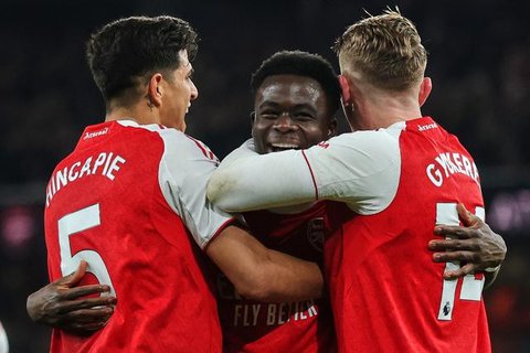 Pemain Arsenal, Bukayo Saka (kiri), merayakan kemenangan yang didapat timnya atas Wolves pada lanjutan Liga Inggris 2025/2026 di Emirates Stadium, Minggu (14/12/2025) dini hari WIB. (AP Photo